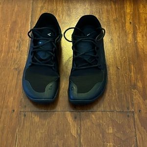 Size 9 Vivobarefoot primus lite III black